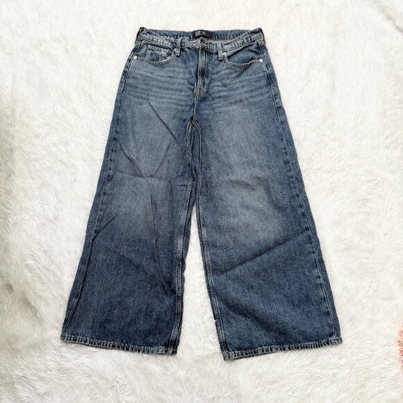Women GAP Mid Rise UltraSoft Baggy Crop Jeans in Medium Indigo Size 28 - Picture 2 of 8